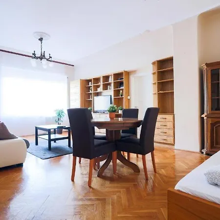 Downtown Vintage By Bella Apartment *